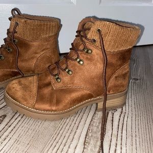 Brown combat / hiking boot